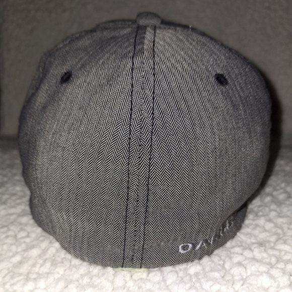 Oakley | Flex-Fit Cap in Grey - Picture 9 of 10